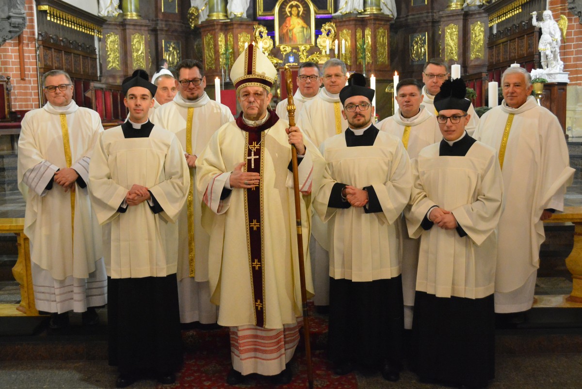 Ubrani w czerń i biel